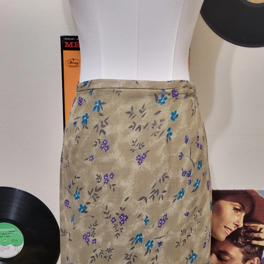 Requirements | Vintage Green Floral Skirt - Picture 3 of 9